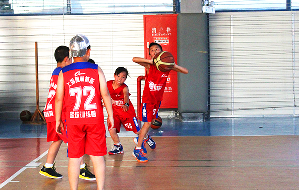 「上海体育」2023奥林修斯篮球夏令营（21天）进行实战比赛模拟，提高战术的运用能力