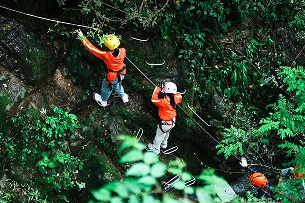 「广西旅行」2025桂林山水探索国庆假日营（6天）徒步探秘溶洞奇观+极限瀑布攀爬