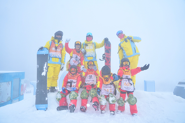 「上海户外」2025/26耀雪不出沪滑雪冬令营（4天）入住五星酒店，全球顶级雪场