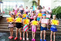 给孩子报名参加游泳夏令营,感受不一样的风采！