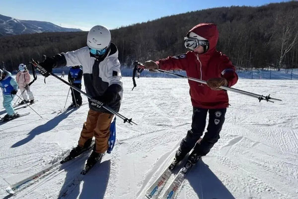 「河北体育」2025/26张家口崇礼南森双语雪冬令营（7天）在这里，滑雪成为一种国际化的成长方式