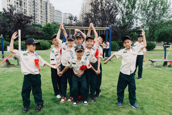 杭州小学生暑假军训夏令营，锻炼自己的体能和意志力