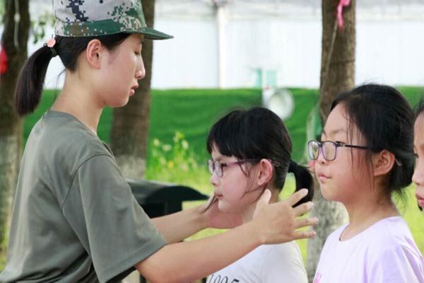 济南暑期小学生军训夏令营，锤炼孩子坚强不屈的品格