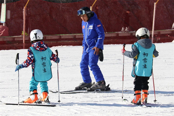 萌娃寒假怎么过？99%的家长都选择来静之湖滑雪冬令营！