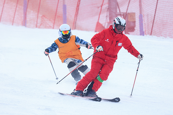「河北滑雪」2024雷霆冰雪少年滑雪冬令营（6/7天）1:4教练配比看护无死角、丰富晚间活动……