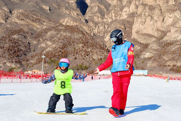 「北京体育」2024石京龙·运动成长滑雪冬令营（5天）单板1:3，让孩子在雪的海洋里体验速度与激情
