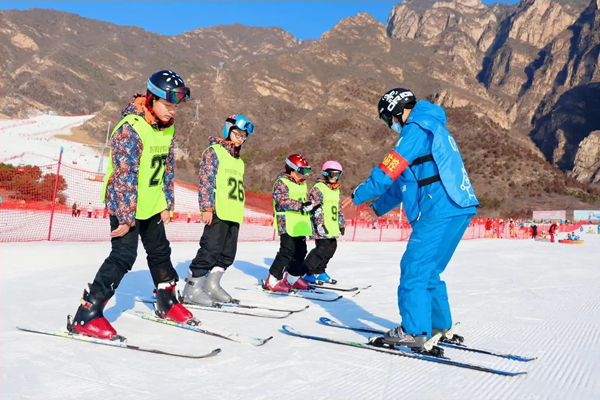 「北京体育」2024石京龙·运动成长滑雪冬令营（5天）双板1:5，和小伙伴们一起与滑雪相约