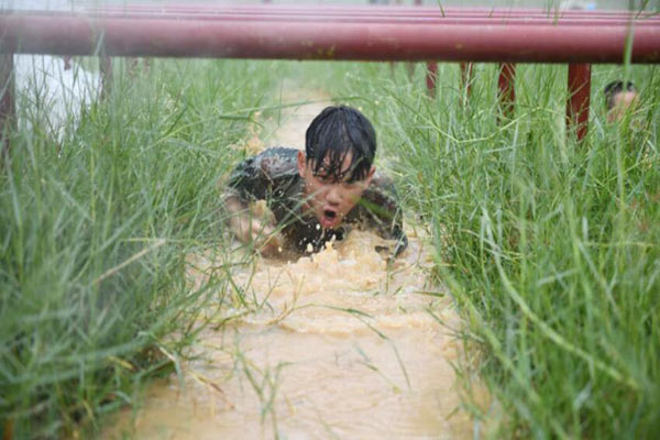 南宁中小学生军事训练夏令营，磨练孩子意志