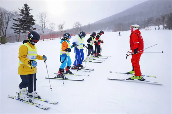 「吉林体育」2025长白山滑雪冬令营（6天）在瑞士小镇解锁超多玩雪技能