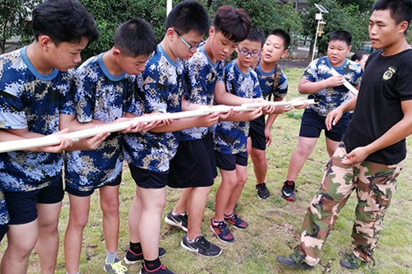 参加武汉投石黄埔军事夏令营结束后，该如何让孩子保持在营地的好习惯
