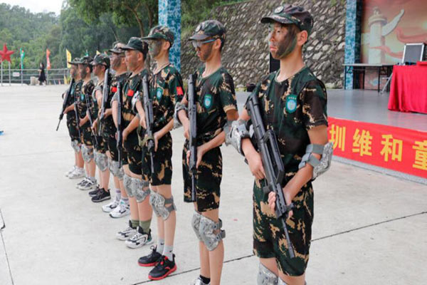 深圳军事化封闭式夏令营，让孩子体验有压力的军营生活