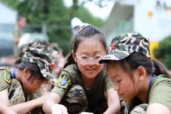 苏州小学生暑假军训夏令营，养成军人般良好的行为习惯