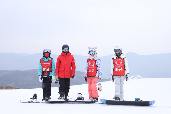 「河北体育」2024七山·冰雪冠军滑雪冬令营（10天）单双板1:2 星空胶囊 | 出门一分钟直达雪道