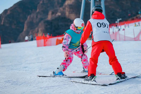 「北京户外」2023延庆-万科石京龙冰雪进阶滑雪冬令营（6天）双板 | 京内畅滑，开启孩子的滑雪蜕变之旅