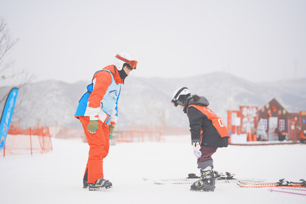 「河北体育」2024七山·冰雪冠军滑雪冬令营（10天）单双板1:1 星空胶囊 | 2.6公里高山初级道