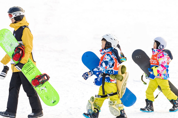 滑雪冬令营萌娃养成记 | 新手3分钟上“道”指南，孩子上雪前一定要知道！
