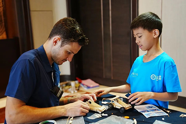 「上海英语」2023STEM家庭机器人冬令营（5天）Discovery Education