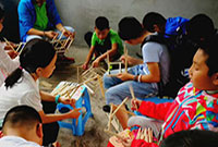 贵州亲子游的学员在侗族苗族村寨学习手工艺