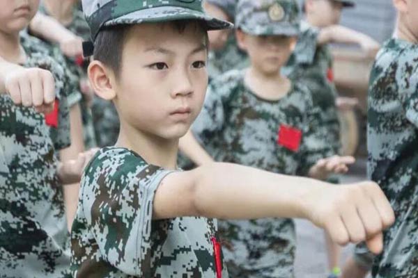 武汉小学生暑期军事夏令营，让孩子养成独立思考的习惯