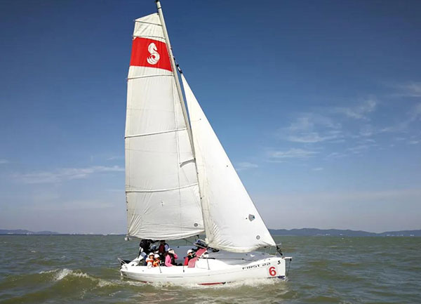苏州鑫航帆船夏令营教你如何做到正确的迎风航行、迎风换舷?