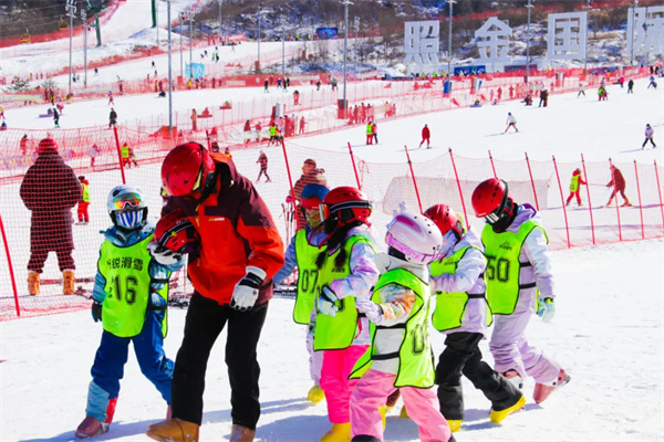 绿锐少儿冬令营铜川照金国际滑雪场简介