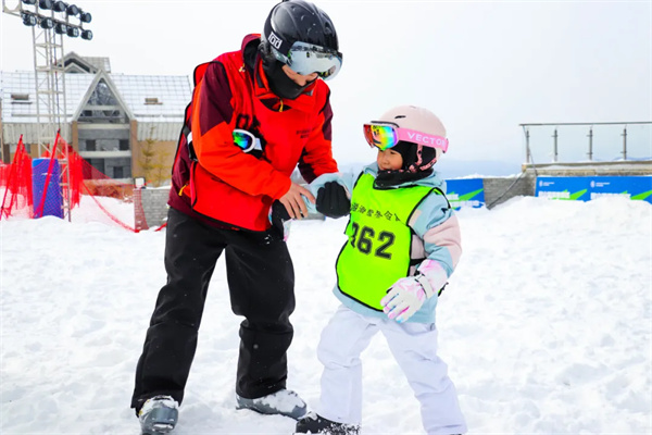 绿锐少儿冬令营鳌山滑雪场简介