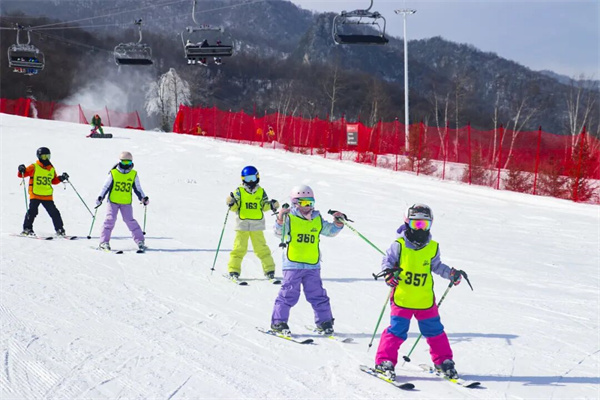 「陕西亲子」2025/26冰雪秦岭古韵长安冬令营（6天）跟着专业的教练团队，踏入巍峨秦岭