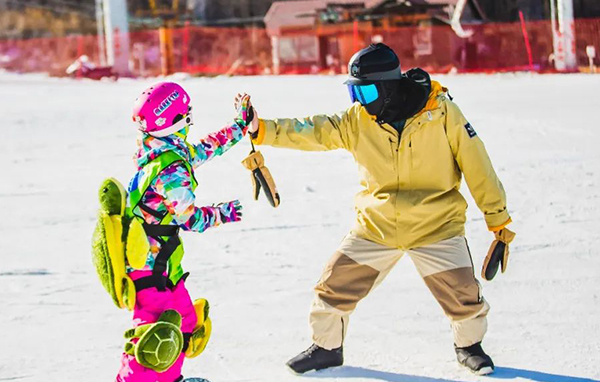 「吉林体育」2023/24松花湖亲子滑雪冬令营（6天）爸妈带娃去滑雪，一起get新技能